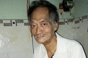 蘇蝦聽到妻子向記者敘述家境就老淚縱橫。