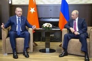 俄羅斯總統普京（右）於周一(17日)在黑海城巿索契與土耳其總統埃爾多安會晤。（圖源：AP）