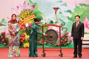 國會主席阮氏金銀主持敲鑼開幕式。（圖源：越通社）