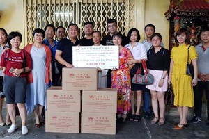 由中國商會胡志明市分會副會長趙騫、秘書長吳美林帶領的商會慈善團一行10人，於昨(19)日前往第八郡林光精舍老人院看望與贈送禮物給孤寡老人。