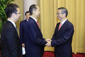 國家主席陳大光(左二)與中國最高人民 法院院長周強交換意見。（圖源：越通社）