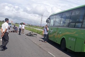車禍現場摩托車上兩人被撞飛至路中央當場死亡。（圖源：VOV）