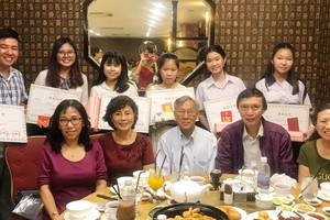 獲獎學生與贊助商和老師合照。