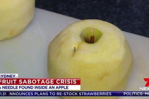 在悉尼，有報復社會者往蘋果裡塞針頭。（圖源：7 News）