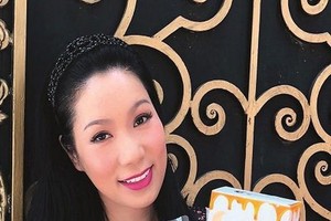 優秀藝人鄭金芝正直播推介產品。