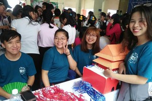 市師範大學中文系學生介紹中國文化特色。