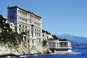 建造在岩石上的摩納哥海洋博物館。