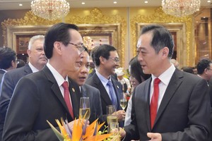 市人委會常務副主席黎清廉(左)向中國 駐本市總領事吳駿祝賀中國國慶。