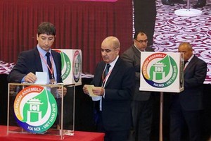 與會代表投票推選調度委員會成員。（圖源：越通社）