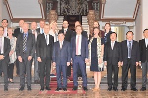 市人委會主席阮成鋒（前右六）與瑞典烏普薩拉省長格蘭‧伊南德一行合影。（圖源：hcmcpv）