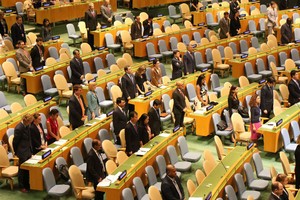 出席聯合國大會的各國代表為國家主席陳大光默哀1分鐘。（圖源：越通社）