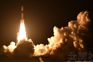搭載日本無人貨運飛船「鸛」7號的H2B火箭，23日凌晨自鹿兒島縣種子島太空中心發射。（圖源：共同社）
