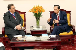 陶玉容部長（右）接見芬蘭大使卡里‧希洛托。（圖源：清孟）