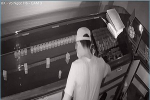 歹徒潛入金舖行竊。（圖源：監控視頻截圖）