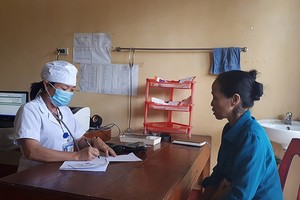 民眾在屬於促進基層醫療發展模式中的26個醫療站之一的安沛省鎮安縣報答鄉醫療站做體檢。