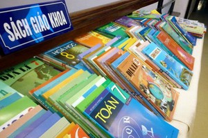 教育與培訓部致力推行教科書循環使用。圖為書店裡擺放的教科書及參考書。（圖源：民智）