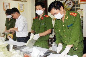 職能力量正對查獲的毒品進行鑑定。