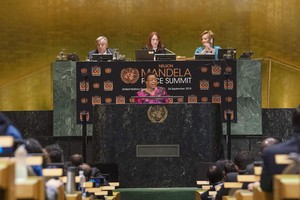 曼德拉夫人格拉薩·馬謝爾(中)在聯合國大會舉行的“納爾遜·曼德拉和平峰會”上致辭。（圖源：聯合國）