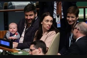 這是三個月大的妮維（Neve）首次隨同父母出國旅行。還未滿百日的她，由爸爸抱著，陪媽媽參加聯合國大會會議。（圖源：路透社）