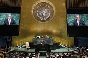 聯合國秘書長古特雷斯（中）在聯合國大會一般性辯論上發表演講。（圖源：新華網）
