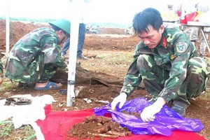 584烈士遺骸歸集隊在挖掘並搜集烈士遺骸。（圖源：越通社） 