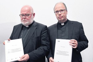 樞機主教馬克斯（左）與同事代表德國教會道歉。（圖源：AFP）