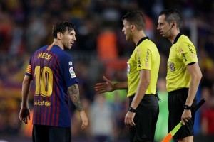 梅西對著主裁曼薩諾抱怨一通。（圖源：互聯網）
