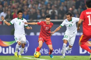 越南男足隊（深色衣）保持世界第一百零二位。