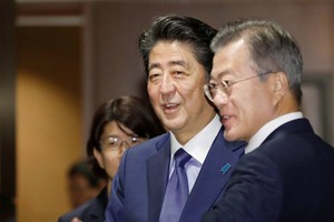 日本首相安倍晉三25日上午在美國紐約與韓國總統文在寅舉行了會談。（圖源：共同社）
