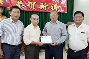 崇正會館理事會將贊助的款項總額1000萬元轉交給本報編委兼編輯部主任范興。 