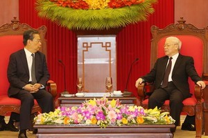 黨中央總書記阮富仲（右）接見中共中央政治局常委、中央紀委書記趙樂際同志。（圖源：智勇）