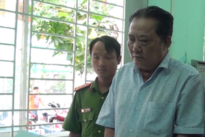 陳友壽在聽法警宣讀拘捕令。