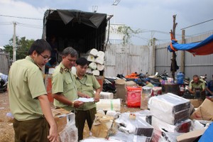 被當場查獲的違禁品。（圖源：黃越）