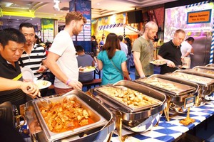 國內客人品嚐德國美食。