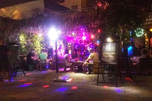 警方對Crazy Cat酒吧進行行政檢查，並對現場60人作快速檢測，結果發現18名外國人和3名越南人對毒品呈現陽性。（圖源：G.T）