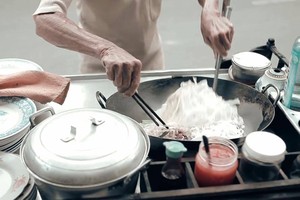 他炒麵、炒粉賣完了，我們就收攤。（示意圖源：互聯網）