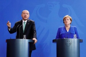 德國總理默克爾（右）與土耳其總統埃爾多安在會晤後舉行的聯合記者會。（圖源：路透社）