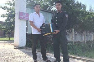 阮春羽戰士（右）將手提包和包內所有財物歸還失主楊志功。（圖源：景慧）