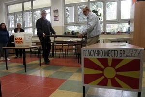 工作人員在票站準備。（圖源：AP）