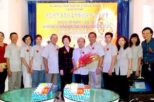 劉金華主席(左六)向新屆執委成員送花祝賀。