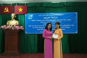 惠芳（右）獲得“出色完成任務婦女”獎。