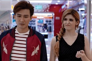 《那時我們相愛》一片中，每集的拍攝背景都佈滿贊助商的商標。