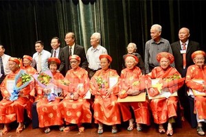 組委會為在本市28位80歲的長者祝壽送禮。（圖源：市黨部新聞網）