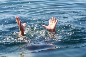 兩名中國遊客於上月30日晚在美溪海灘夜泳而被溺水，導致1人身亡，另1人受傷須送院急救。（示意圖源：互聯網）