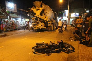 八月二十日晚上，第九郡杜春合街發生了一起交通事故，導致一人死亡的現場。