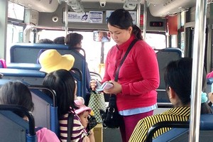 巴士運營存在不足之處致不吸引眾人乘坐。