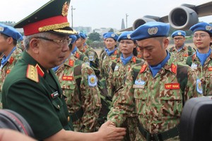 阮志詠上將向維和部隊的戰士們握手致意，慰勉辛勞。（VTCNews）