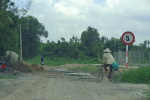 第十二郡和福門縣西貢河圍堤未來會改建成道路。