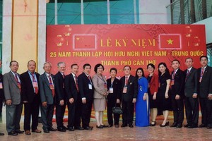 芹苴市越中友協全體委員合影。