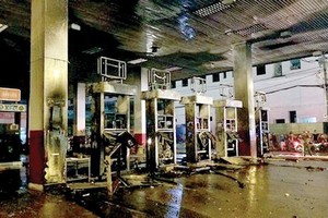 加油站5根加油柱付諸一炬。